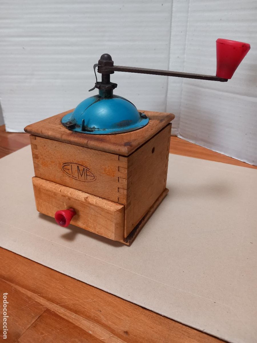 Antiquit&eacute;s: Molinillo de caf&eacute; ELMA. Metal y madera. La pintura original y la madera muestran desgastes.