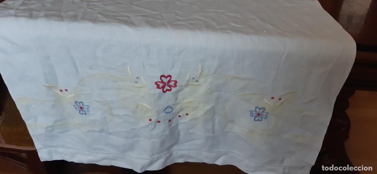 Antiques: ANTIGUA TOALLA DE CREP&Eacute; BORDADA A M&Aacute;QUINA CON VAINICA.