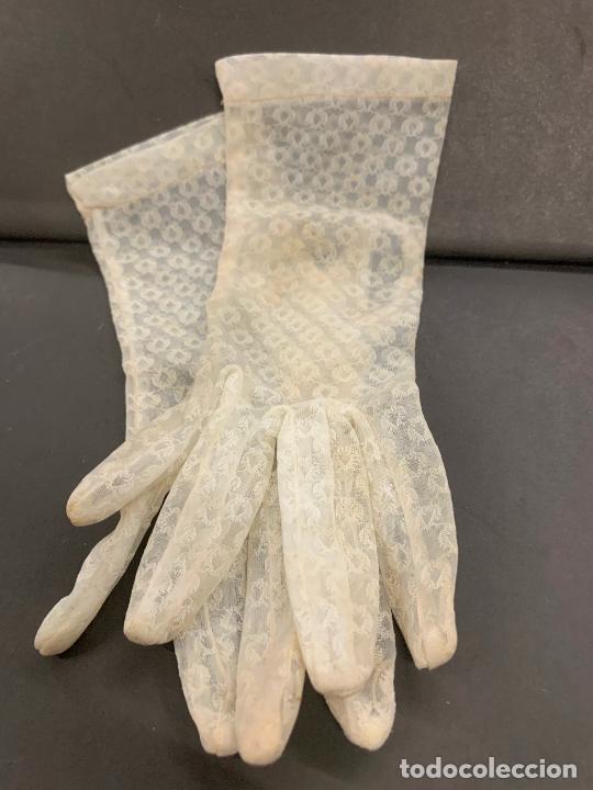 Antig&uuml;edades: Preciosos guantes de comunion. 20cms de largo total. - Foto 2