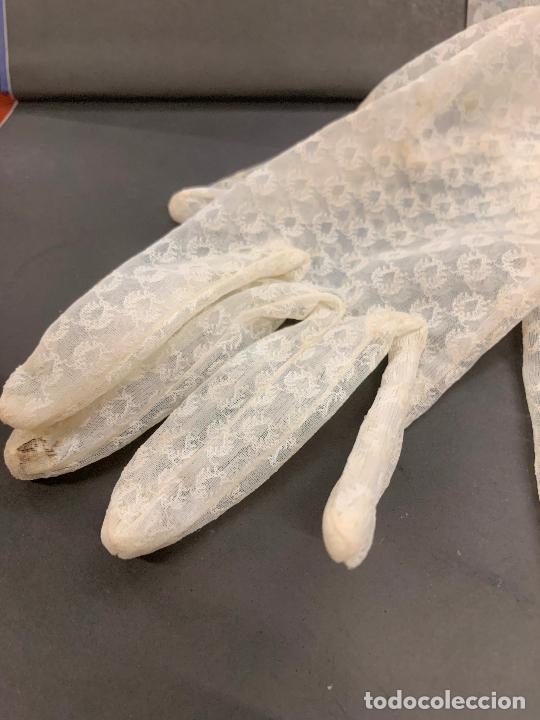 Antig&uuml;edades: Preciosos guantes de comunion. 20cms de largo total. - Foto 4