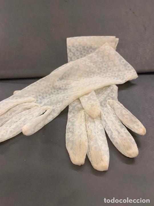 Antig&uuml;edades: Preciosos guantes de comunion. 20cms de largo total. - Foto 5