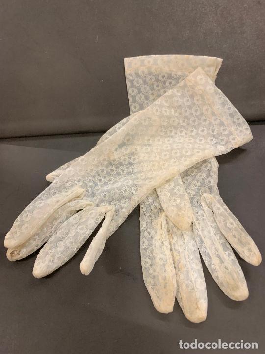 Antig&uuml;edades: Preciosos guantes de comunion. 20cms de largo total. - Foto 1