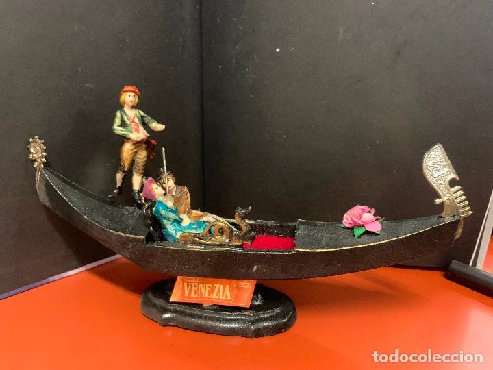 Antig&uuml;edades: Curiosa gondola de Venecia, la gondola es de madera y las figurillas de plastico. 20cms largo
