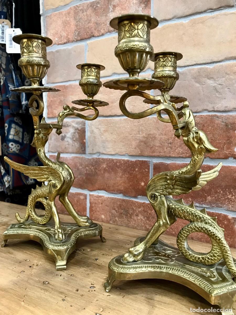 Antig&uuml;edades: Pareja de candelabros de bronce antiguos - Foto 2