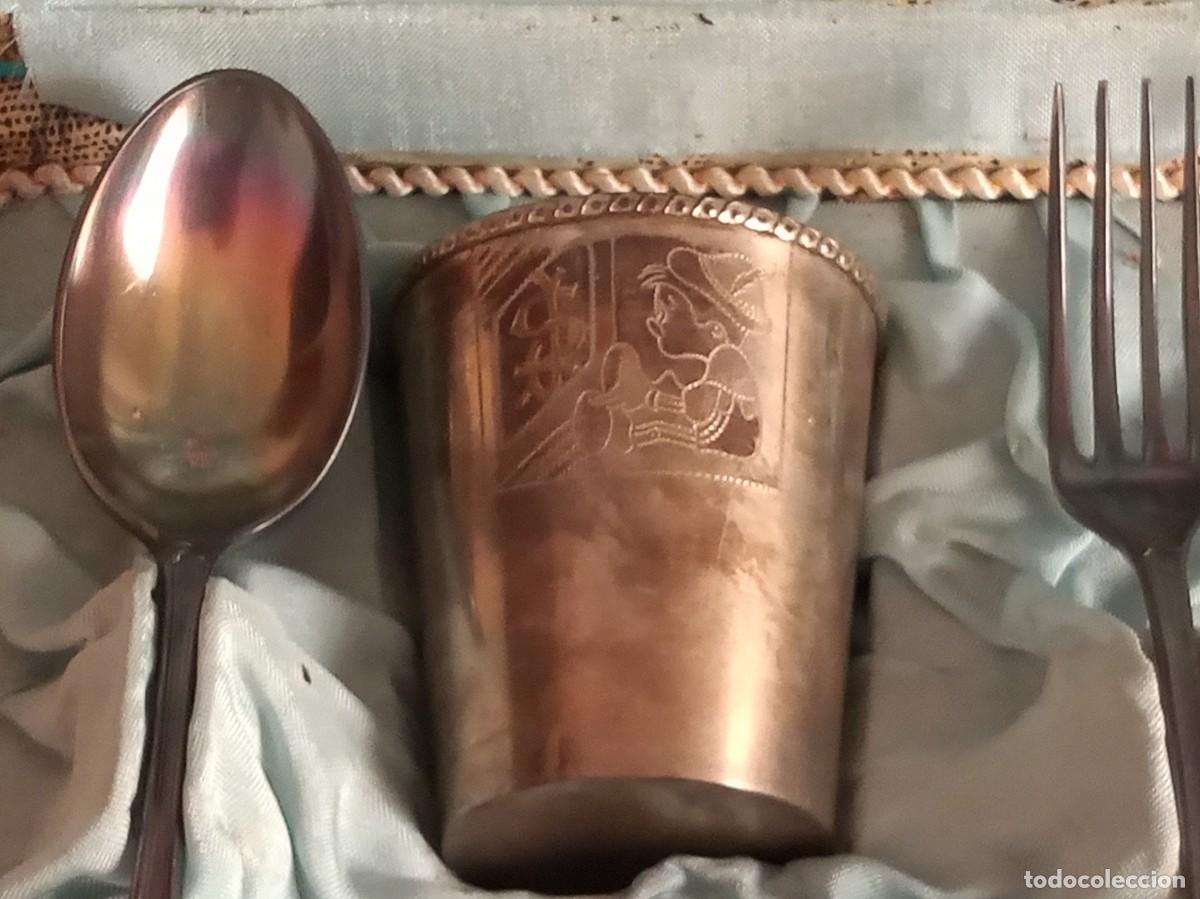 Antig&uuml;edades: SET DE CUBIERTOS INFANTIL + VASO Y SERVILLETERO - Foto 3