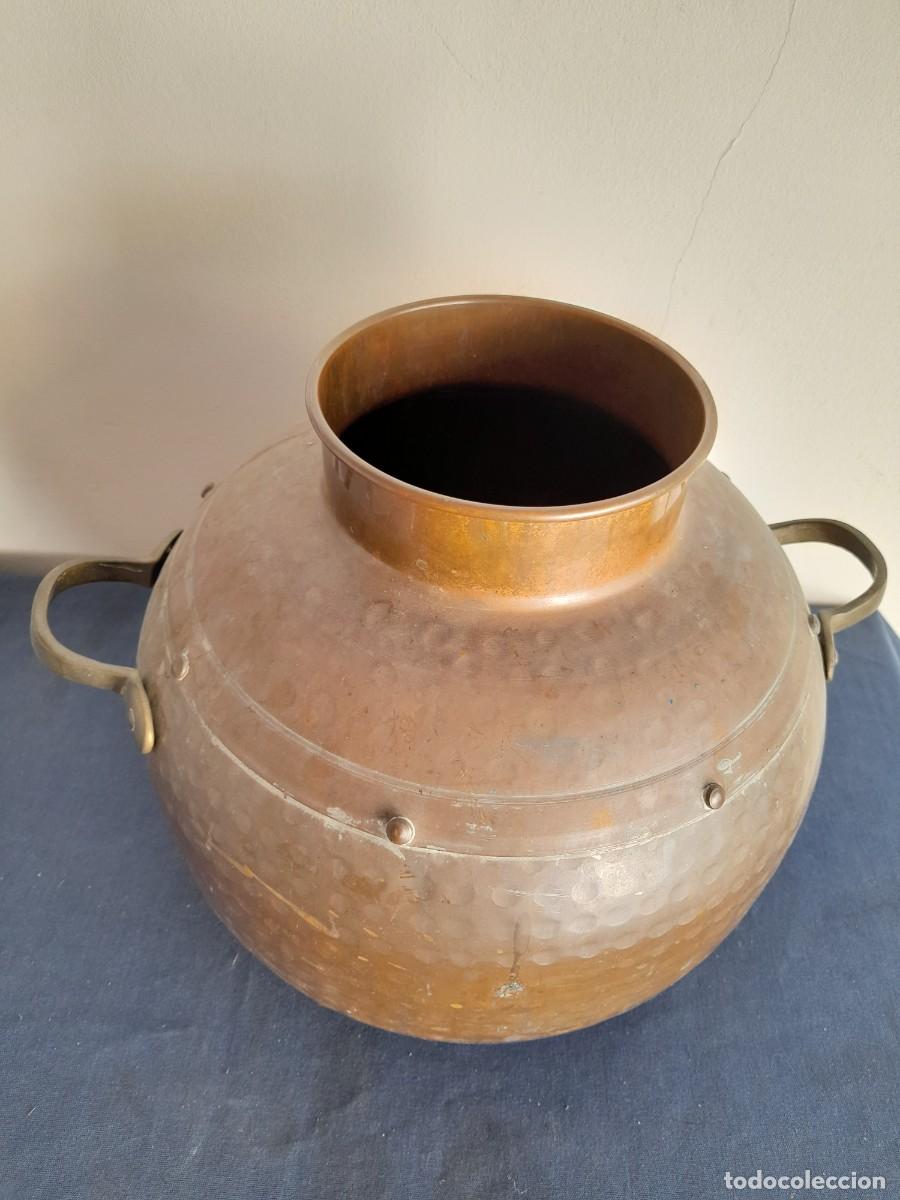 Antig&uuml;edades: Recipiente de alambique de cobre con asas de laton, 27x24cm aprox