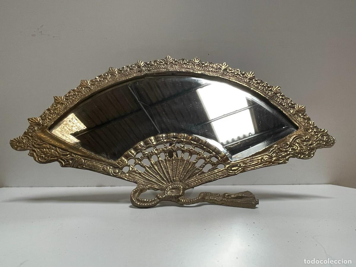 Antig&uuml;edades: ESPEJO BISELADO CON FORMA DE ABANICO EN BRONCE - Foto 1