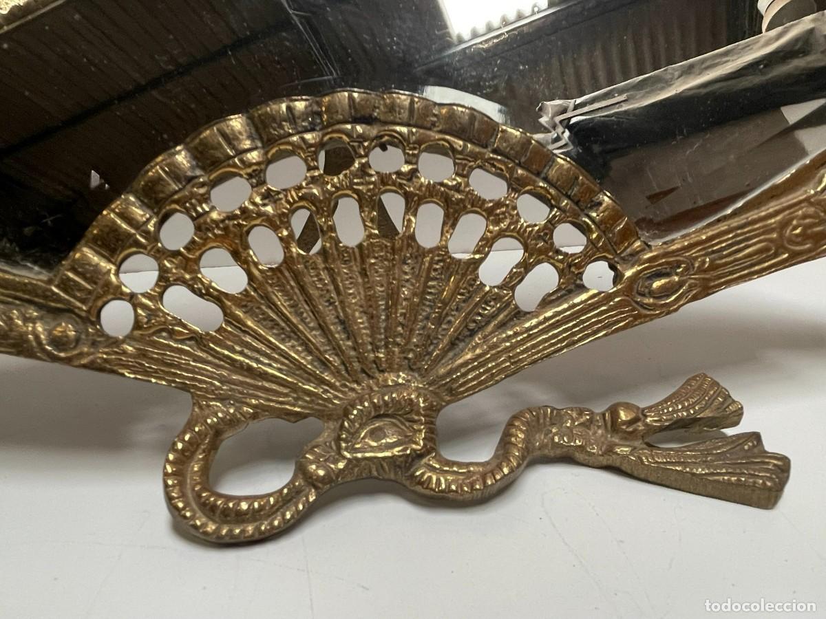 Antig&uuml;edades: ESPEJO BISELADO CON FORMA DE ABANICO EN BRONCE - Foto 2