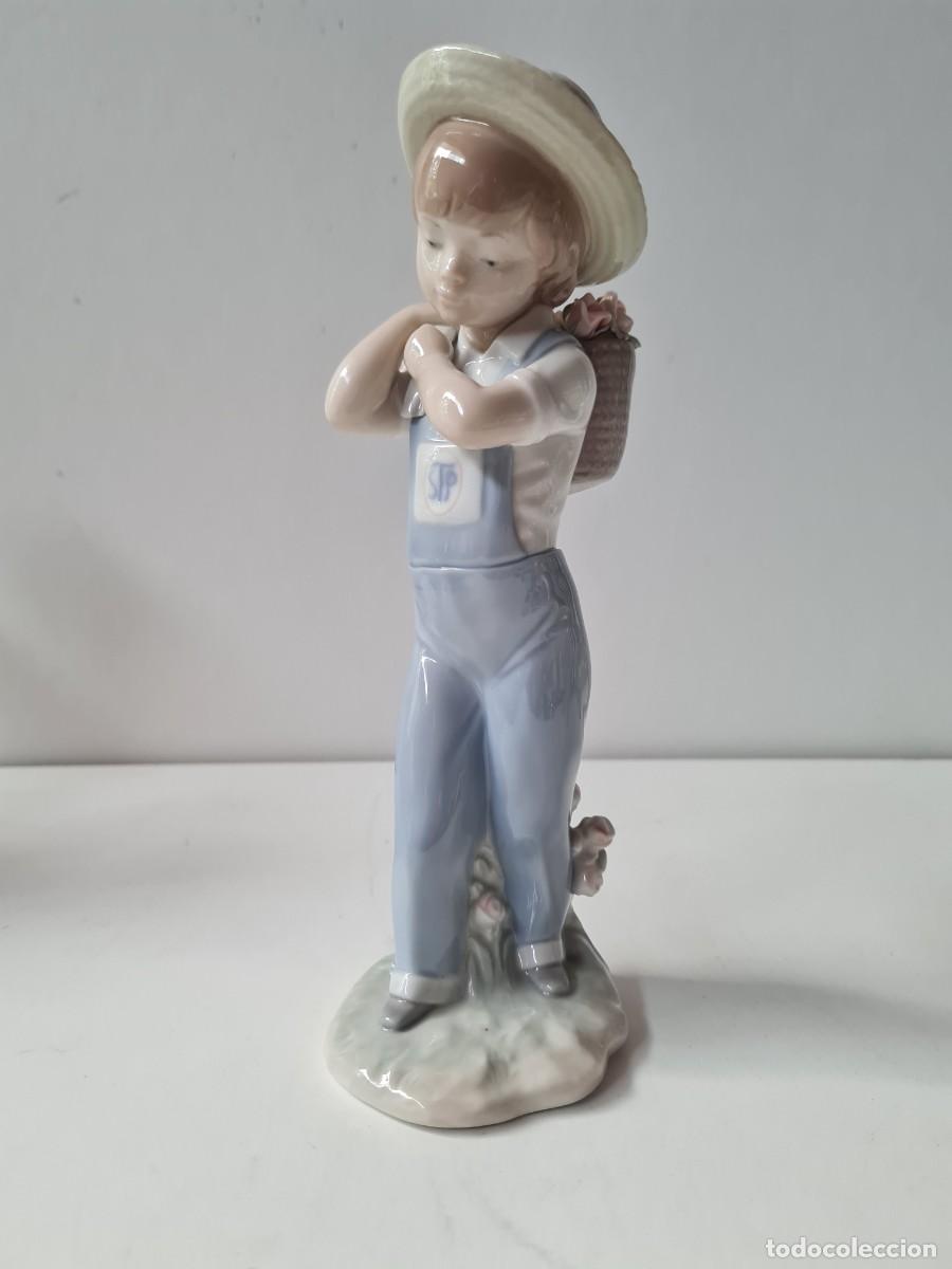 Antig&uuml;edades: LLADRO Ni&ntilde;o flores en la espalda(24 cms) - Foto 1