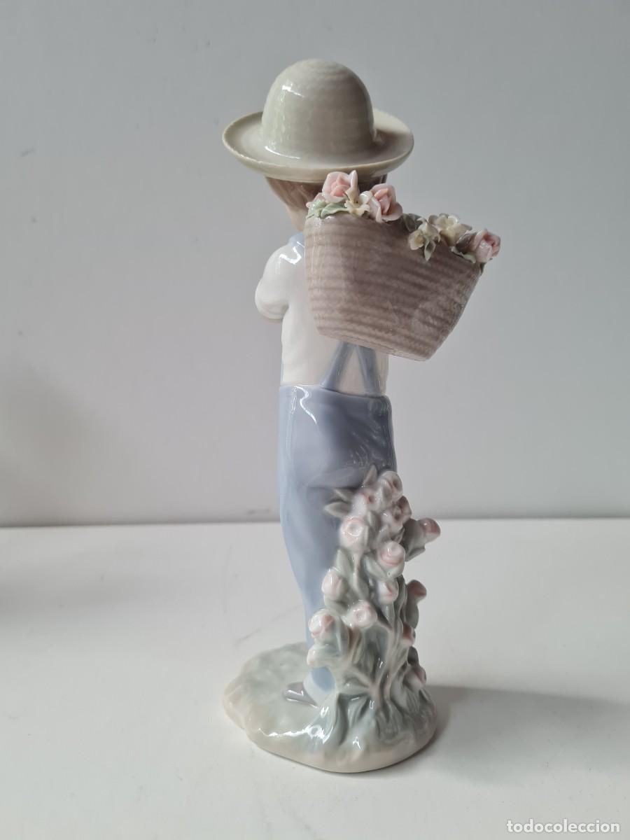 Antig&uuml;edades: LLADRO Ni&ntilde;o flores en la espalda(24 cms) - Foto 3