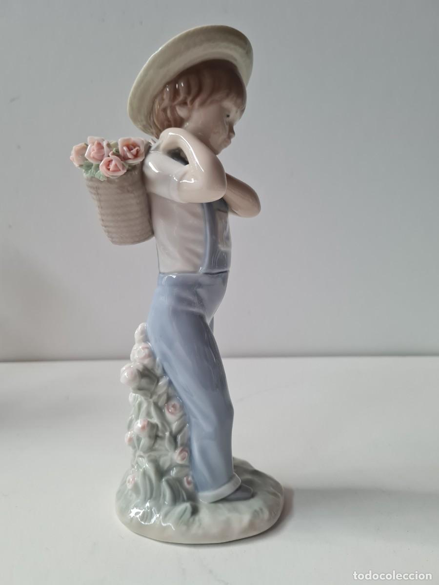 Antig&uuml;edades: LLADRO Ni&ntilde;o flores en la espalda(24 cms) - Foto 5