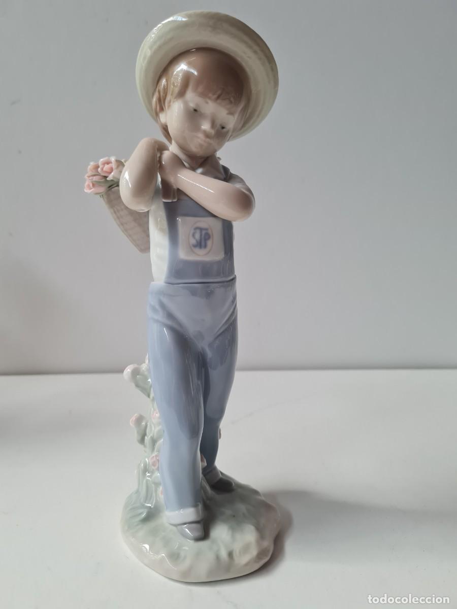 Antig&uuml;edades: LLADRO Ni&ntilde;o flores en la espalda(24 cms) - Foto 6