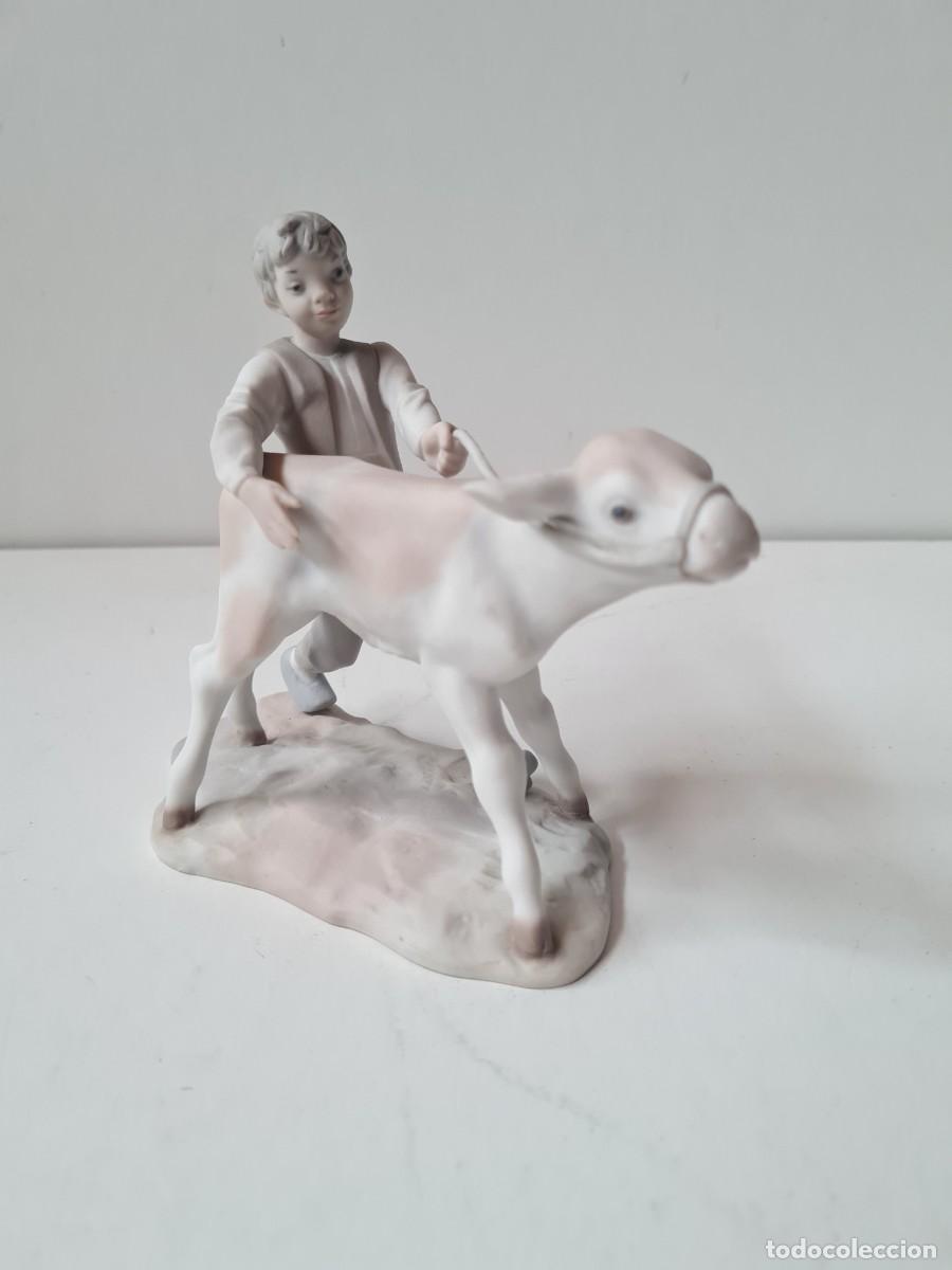 Antig&uuml;edades: LLADRO Ni&ntilde;o con ternero GRES (17 x 15 cms) - Foto 1