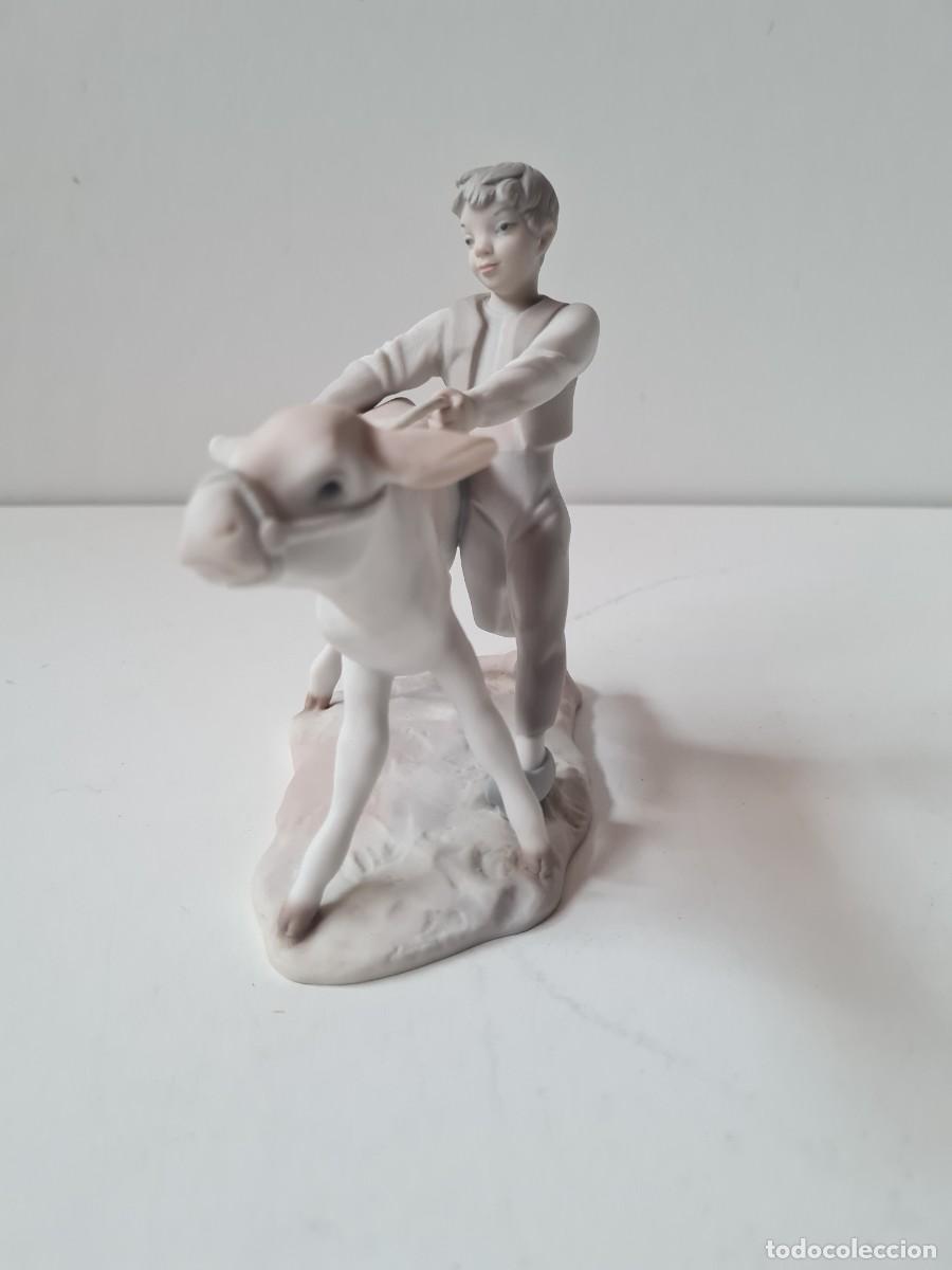 Antig&uuml;edades: LLADRO Ni&ntilde;o con ternero GRES (17 x 15 cms) - Foto 2