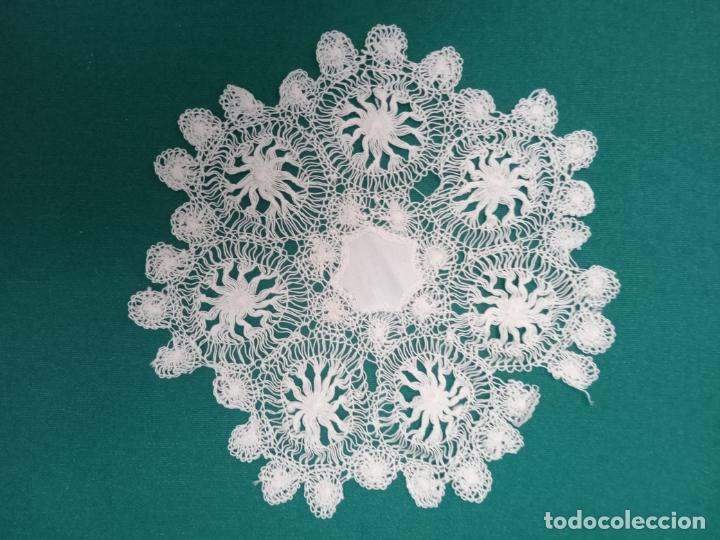 Antig&uuml;edades: TAPETE DE GANCHILLO - 19 cm. aprox. - Foto 1