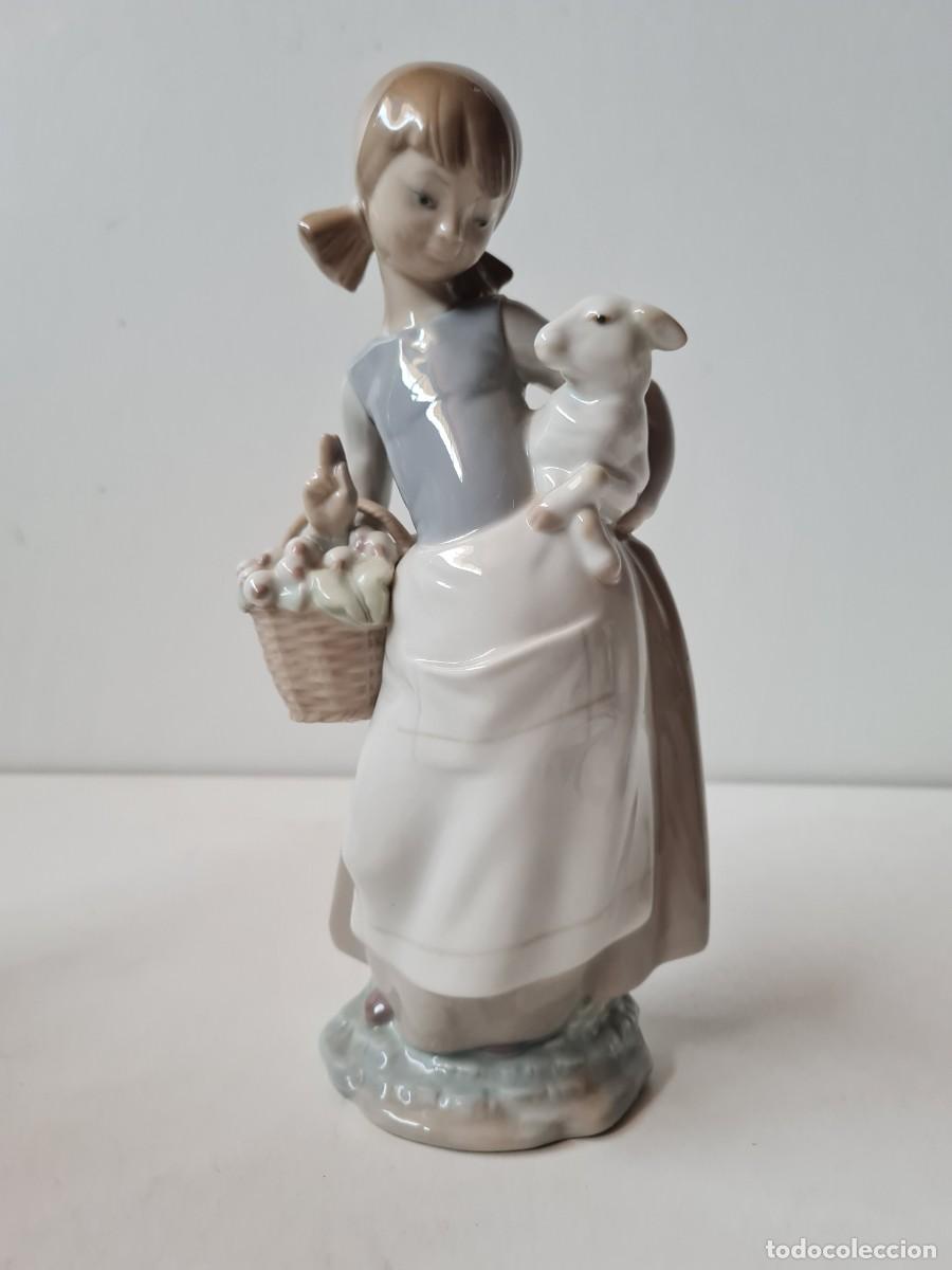 Antig&uuml;edades: LLADRO Ni&ntilde;a con cordero y cesto - Foto 1