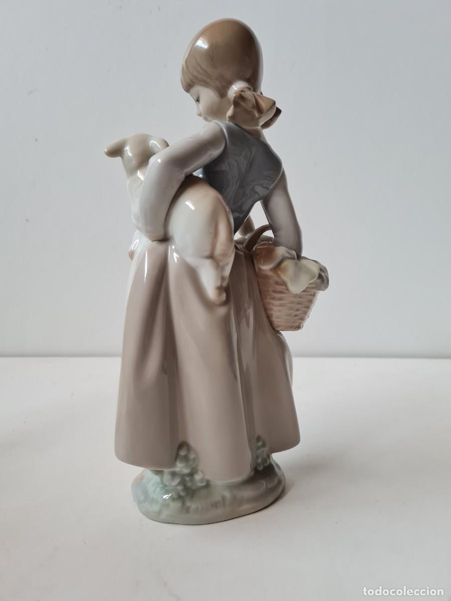 Antig&uuml;edades: LLADRO Ni&ntilde;a con cordero y cesto - Foto 3
