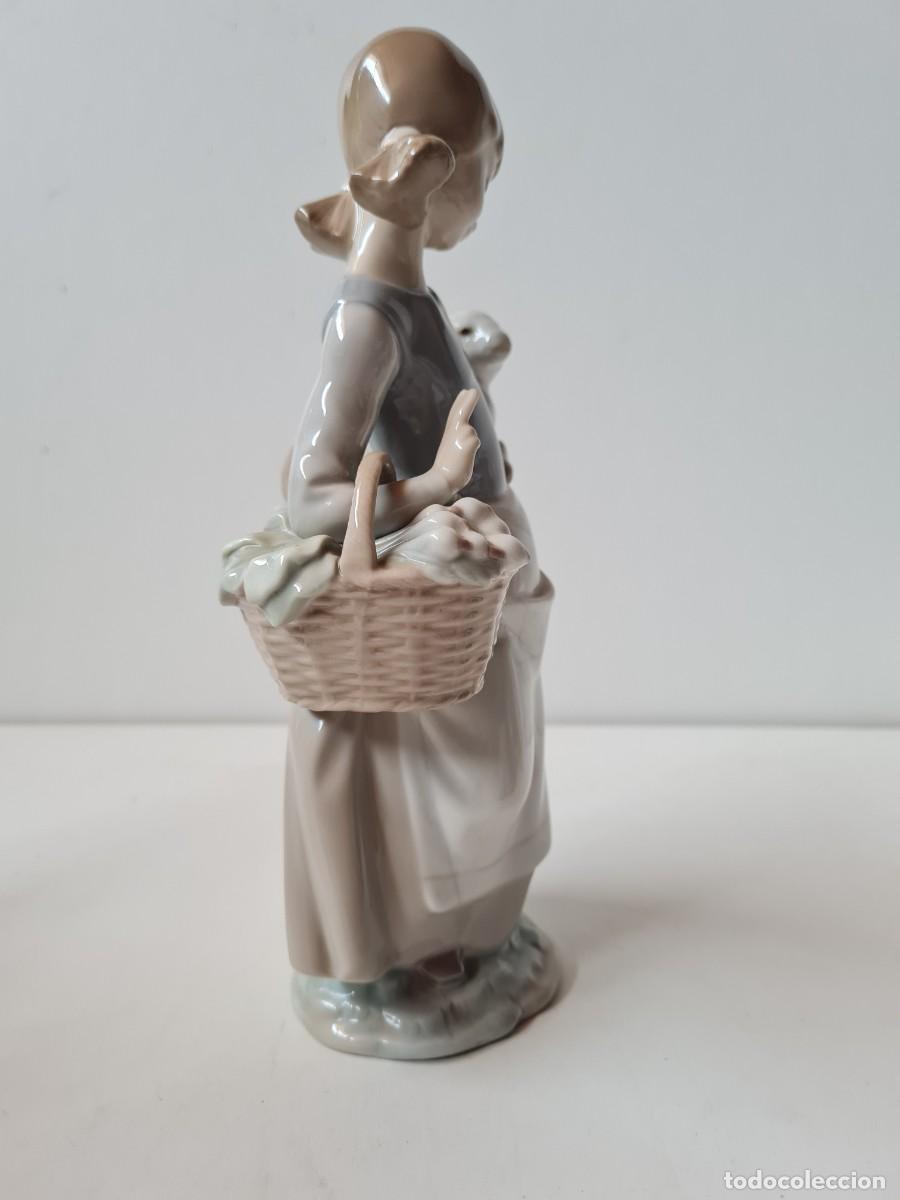 Antig&uuml;edades: LLADRO Ni&ntilde;a con cordero y cesto - Foto 5