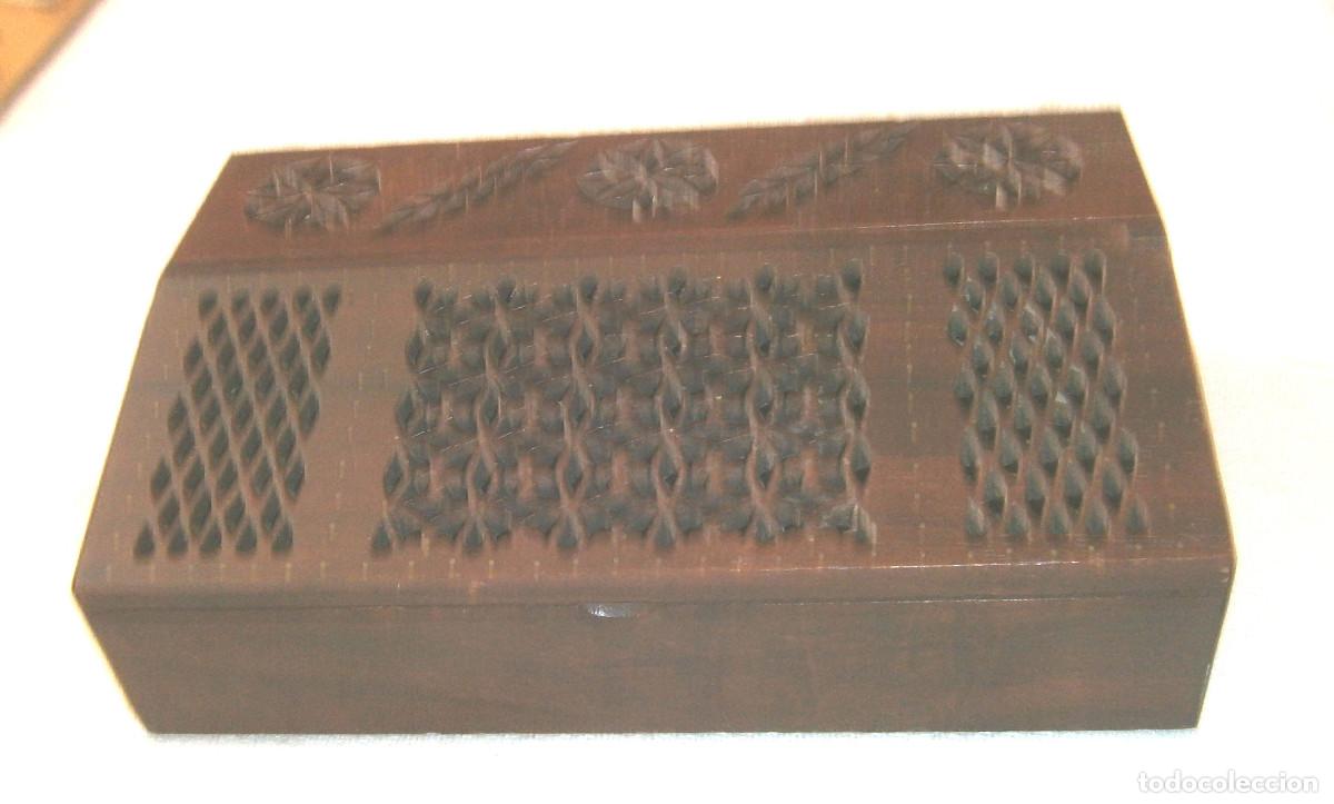Antig&uuml;edades: caja de madera tallada para flores - Foto 1