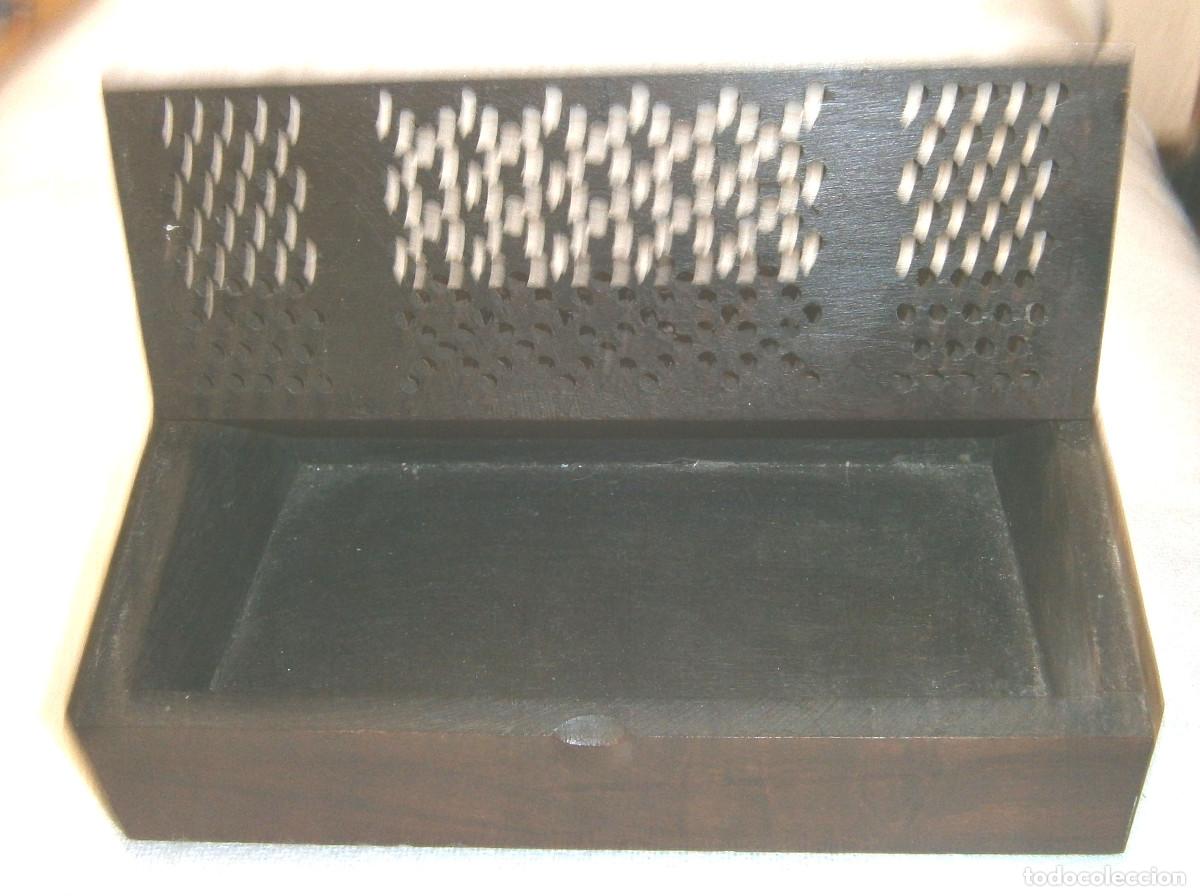Antig&uuml;edades: caja de madera tallada para flores - Foto 2