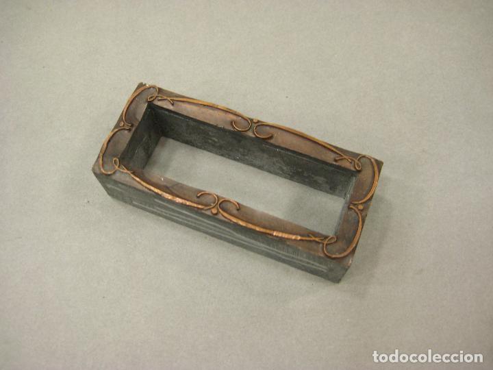 Antiquit&eacute;s: ADORNO O CENEFA RECTANGULAR. SELLO DE PLOMO DE IMPRENTA PARA TINTA. 3,5 X 8 CM.