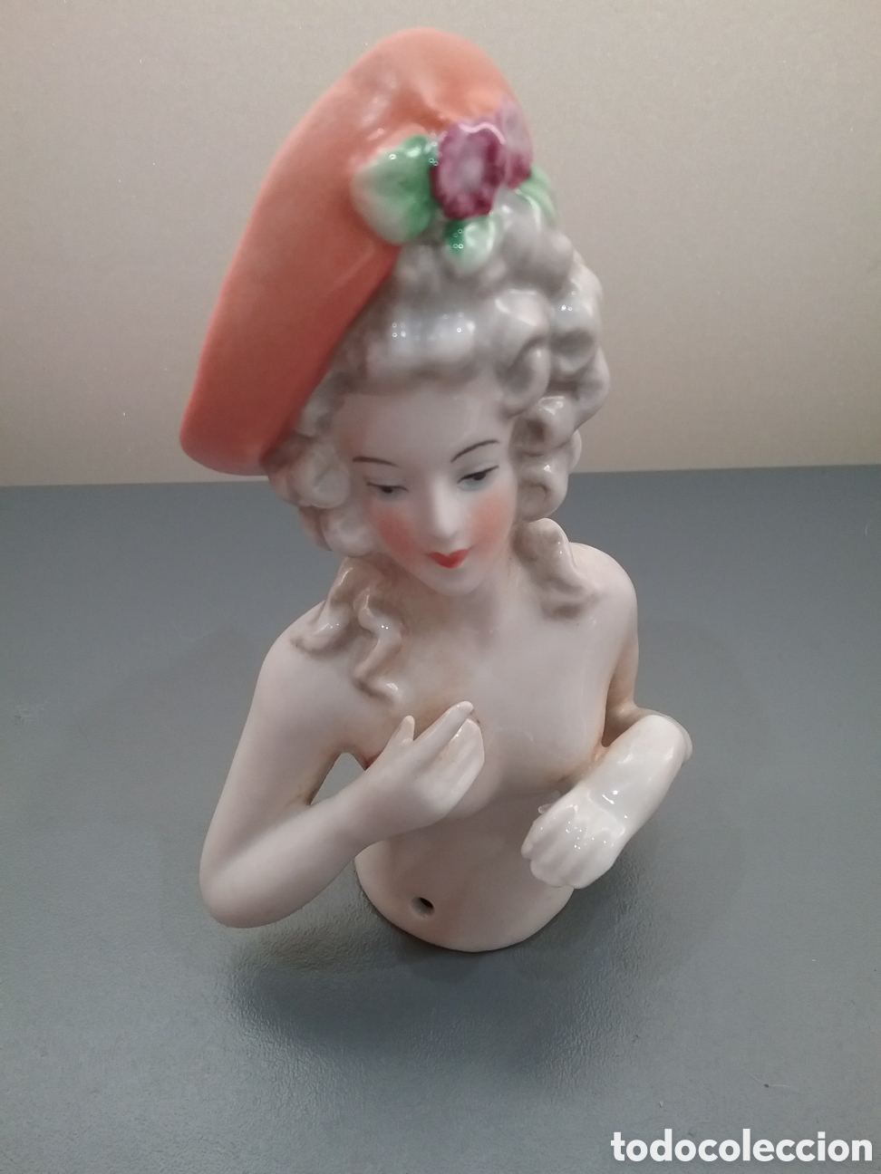 Antiguidades: Mu&ntilde;eca de porcelana de medio cuerpo