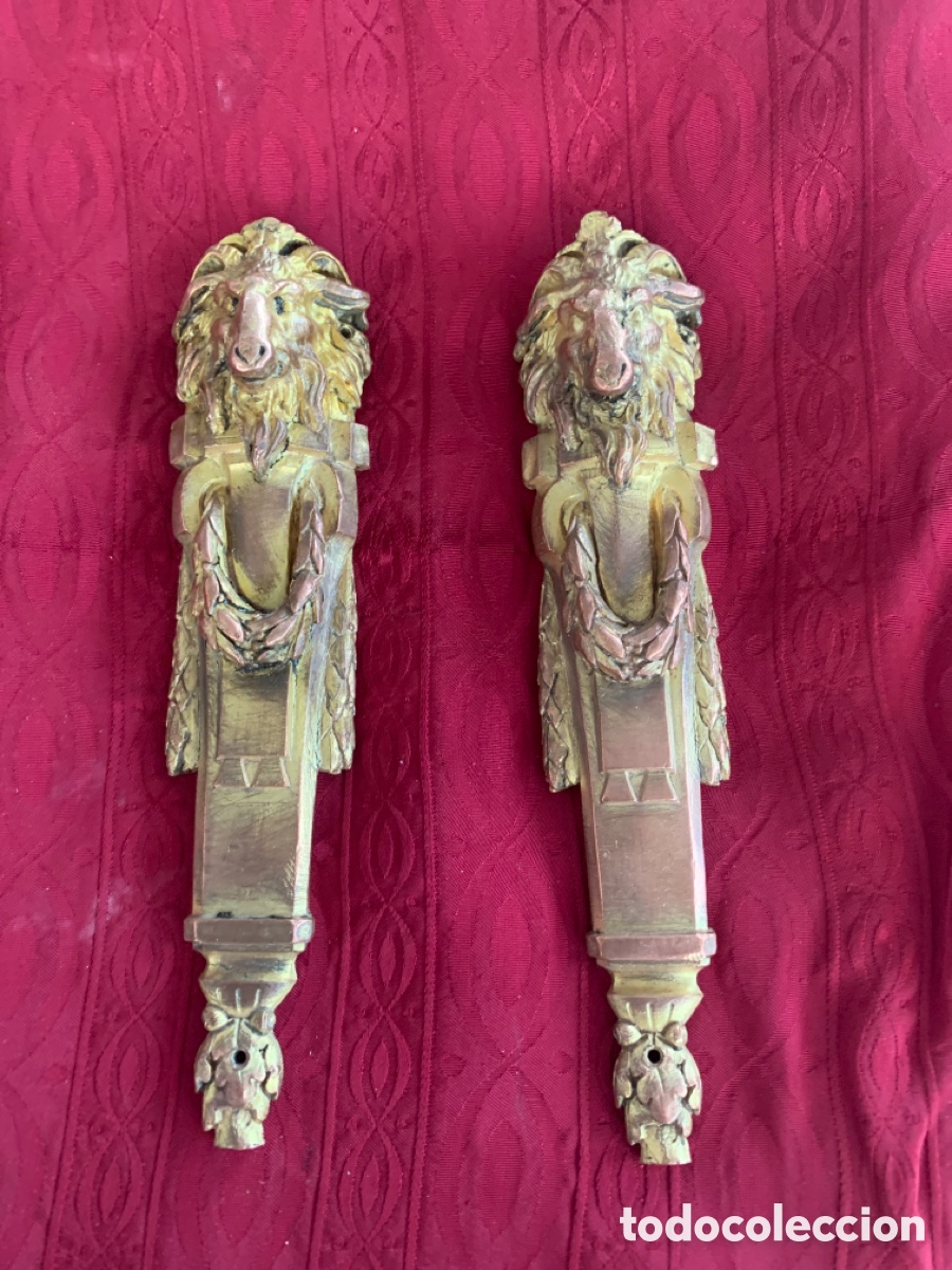 Antig&uuml;edades: Esquinera adorno aplique de bronce, remates de Muebles bronce dorado neocl&aacute;sico. Luis XVI.