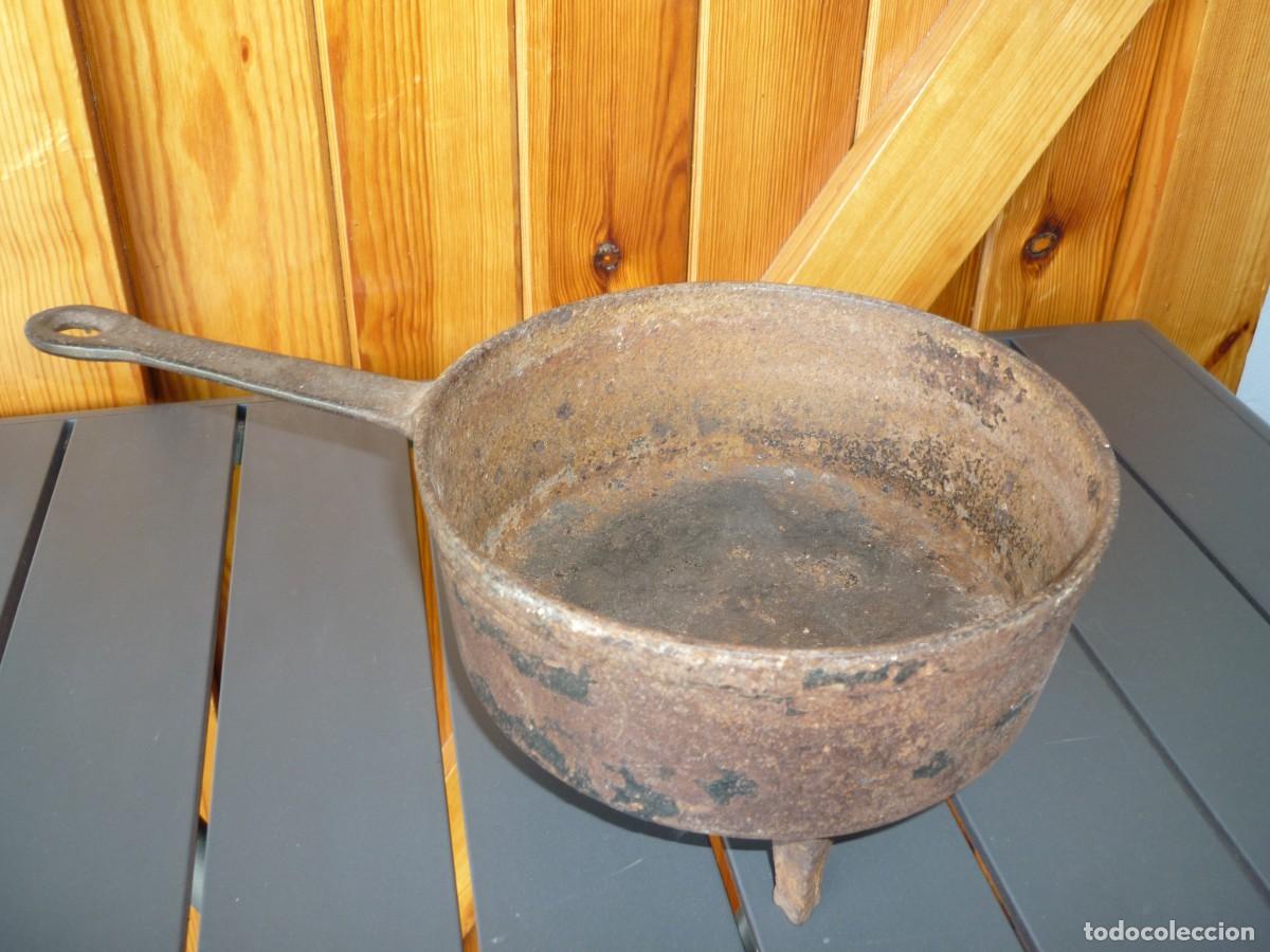 Antig&uuml;edades: ANTIGUO CAZO DE HIERRO CON PATAS (TRIPODE) - Foto 1