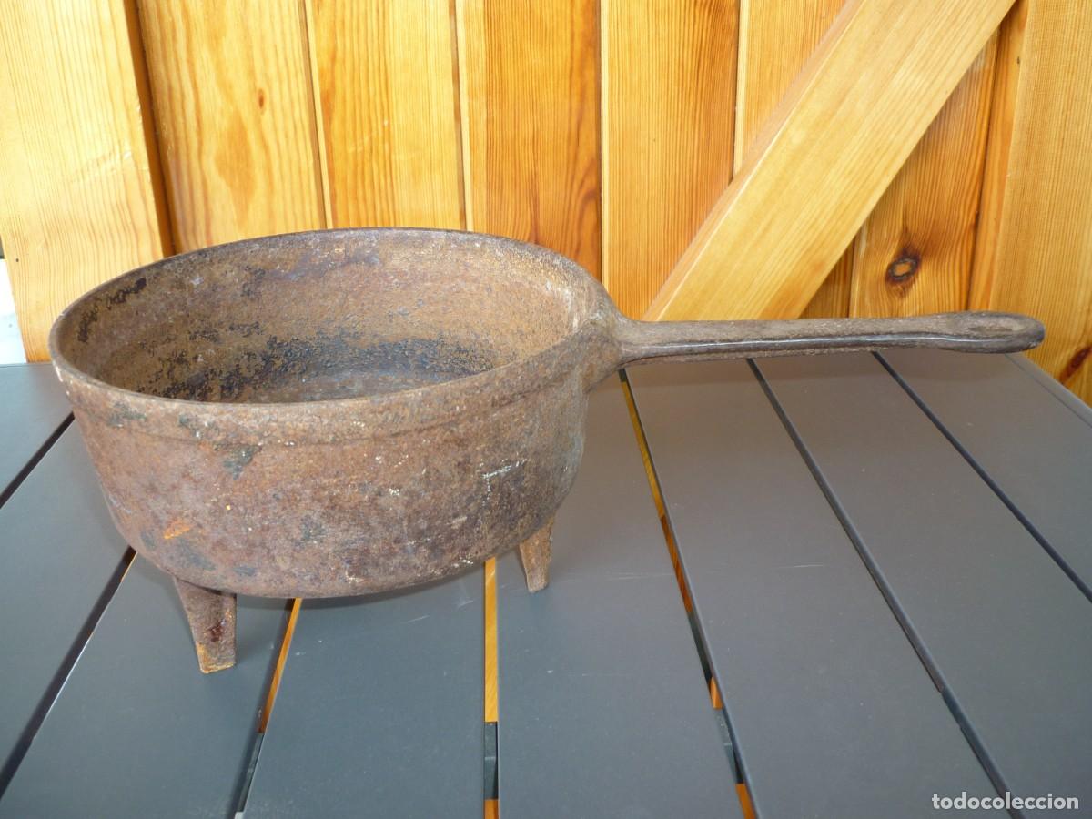 Antig&uuml;edades: ANTIGUO CAZO DE HIERRO CON PATAS (TRIPODE) - Foto 2