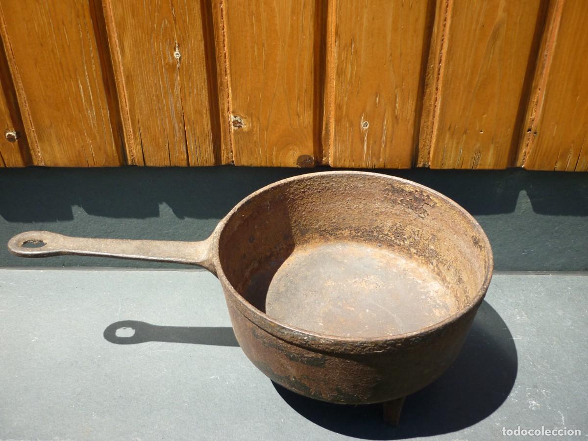 Antig&uuml;edades: ANTIGUO CAZO DE HIERRO CON PATAS (TRIPODE) - Foto 4