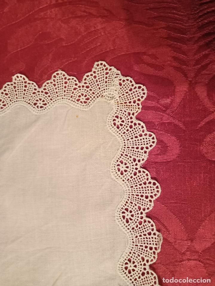 Antig&uuml;edades: Tapete blanco antiguo troquelado tela algod&oacute;n con puntilla forma rectangular cuadrante - Foto 3