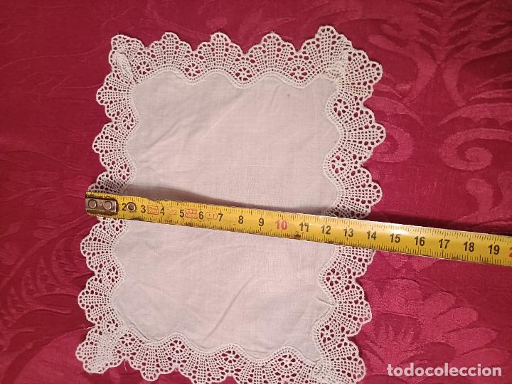 Antig&uuml;edades: Tapete blanco antiguo troquelado tela algod&oacute;n con puntilla forma rectangular cuadrante - Foto 5