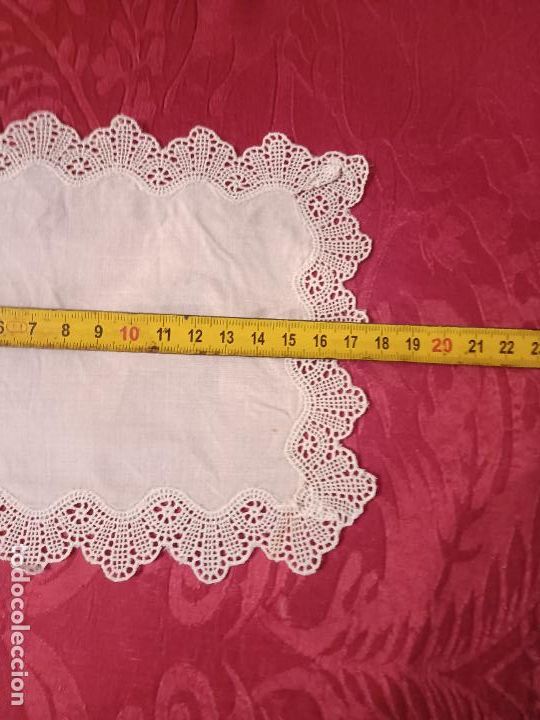 Antig&uuml;edades: Tapete blanco antiguo troquelado tela algod&oacute;n con puntilla forma rectangular cuadrante - Foto 6