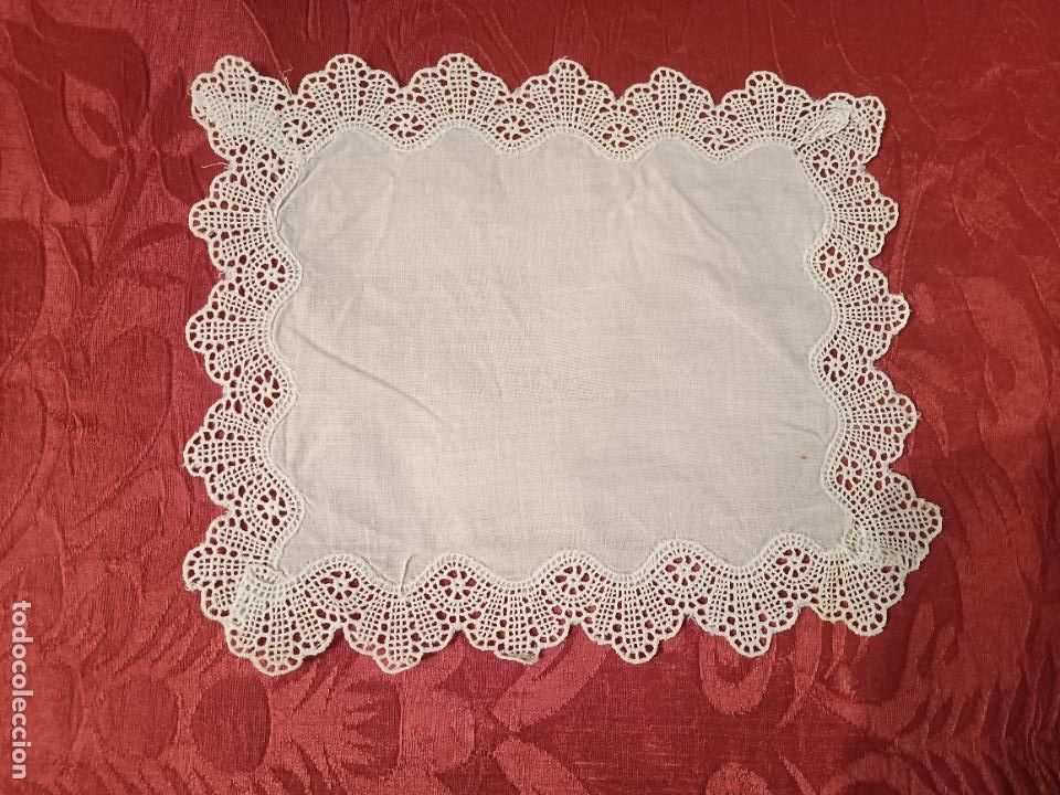 Antig&uuml;edades: Tapete blanco antiguo troquelado tela algod&oacute;n con puntilla forma rectangular cuadrante - Foto 1