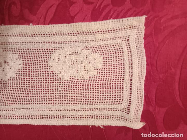 Antig&uuml;edades: Tapete blanco antiguo troquelado tela forma rectangular cuadrante tipo ganchillo - Foto 2