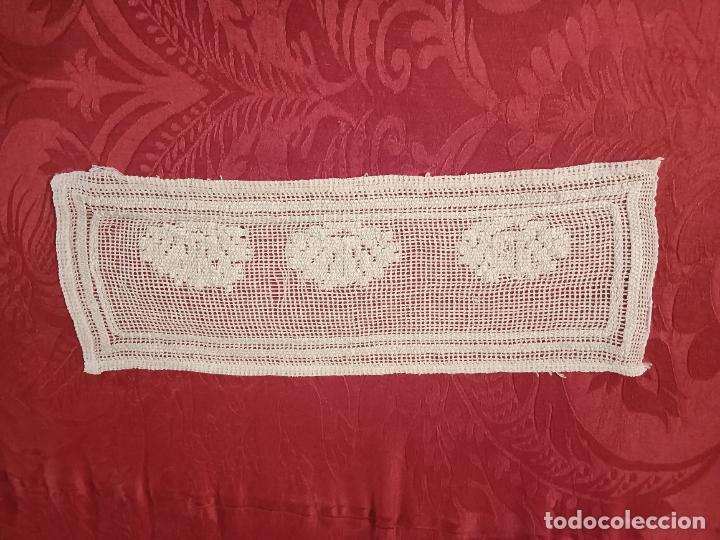 Antig&uuml;edades: Tapete blanco antiguo troquelado tela forma rectangular cuadrante tipo ganchillo - Foto 1