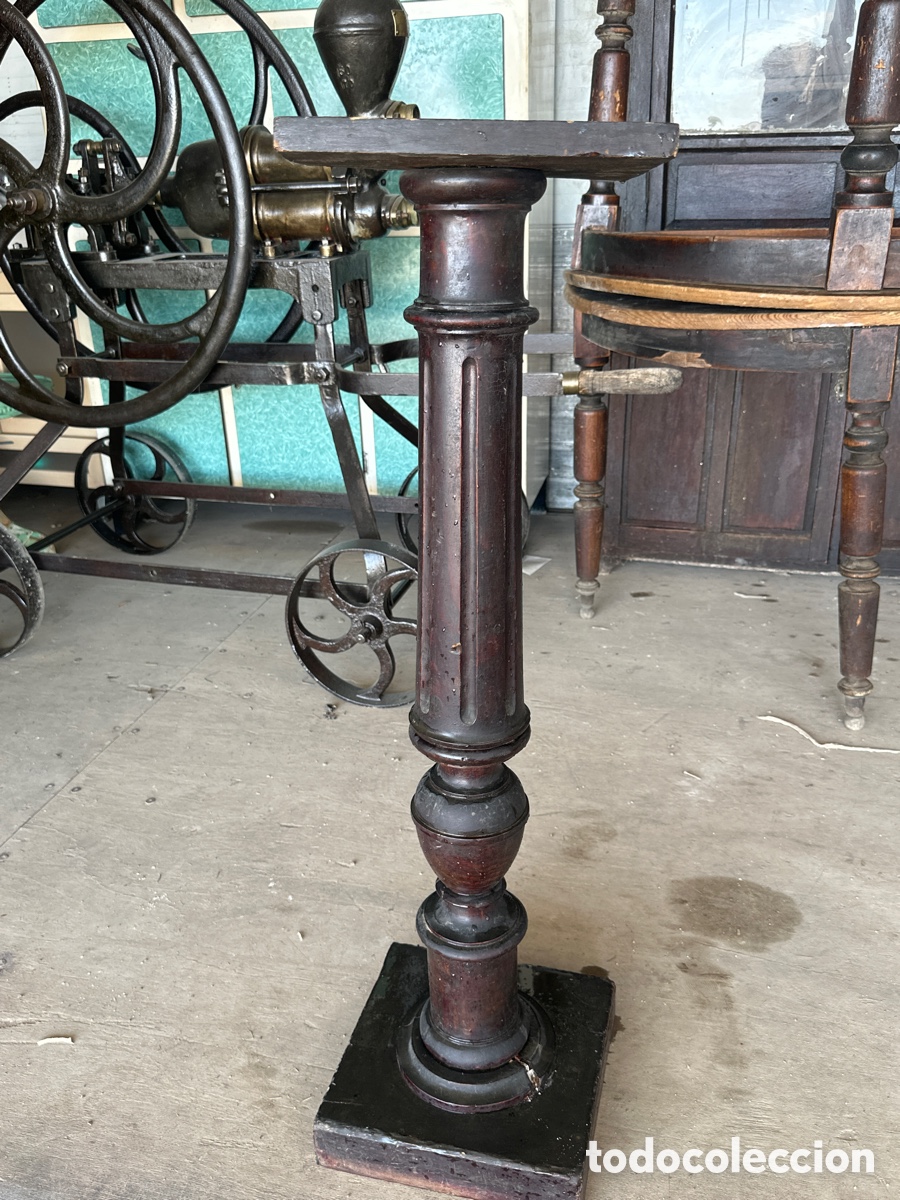Antig&uuml;edades: Pedestal de madera antigua de caoba - Foto 1