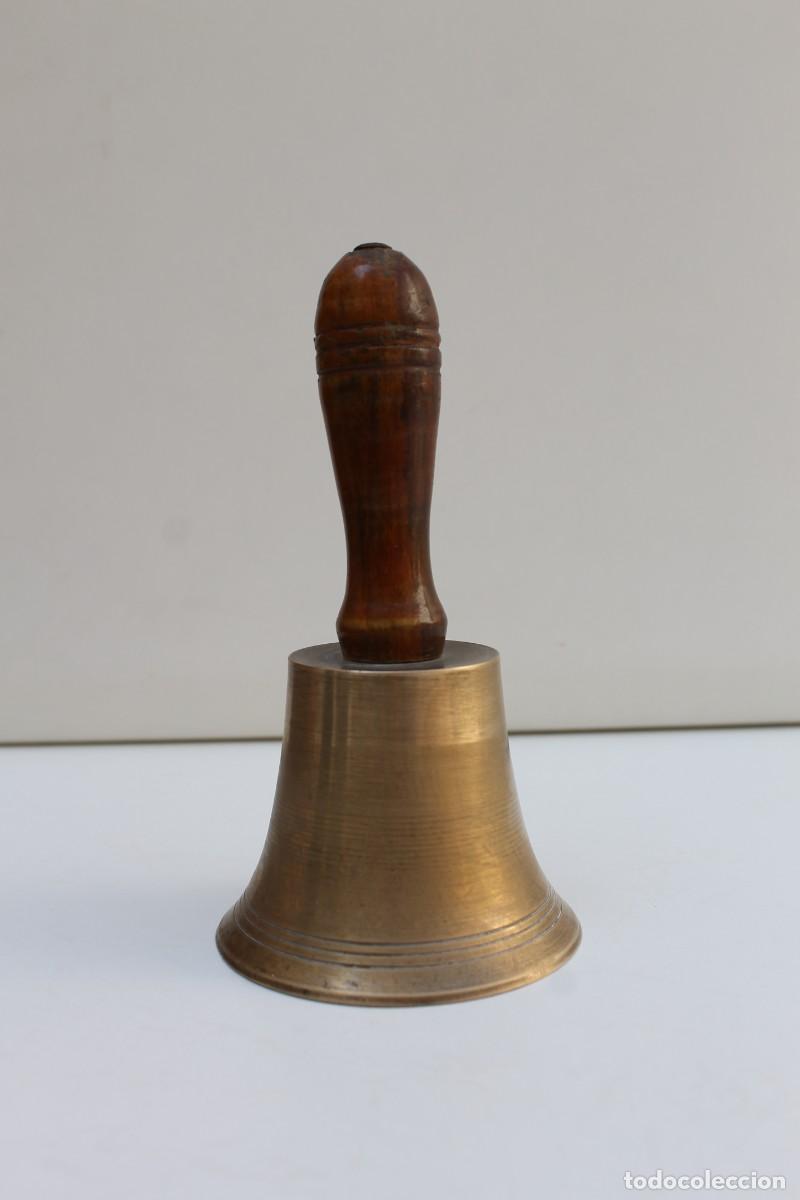 Antig&uuml;edades: CAMPANA LLAMADOR DE BRONCE CON MANGO DE MADERA. - Foto 1