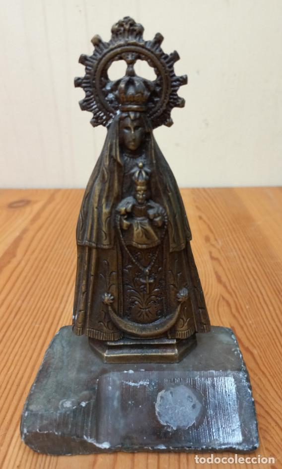 Antiguidades: VIRGEN DE BRONCE A IDENTIFICAR SOBRE PEDESTAL DE PIEDRA