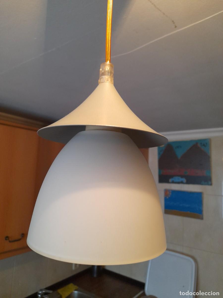 Antig&uuml;edades: L&aacute;mpara de pl&aacute;stico y tulipa de cristal - Foto 3