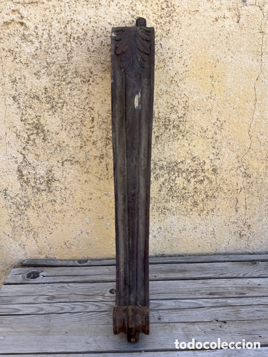 Antig&uuml;edades: Pata de madera antigua con motivo de hoja.