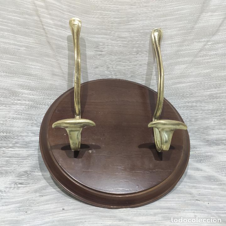 Antig&uuml;edades: PERCHA MODERNISTA DE BRONCE Y MADERA - Foto 2