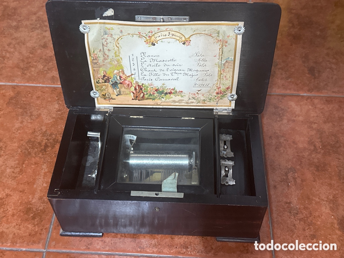 Antig&uuml;edades: Caja de M&uacute;sica Suiza para 6 Melod&iacute;as con Mecanismo de Cilindro, ca.1800-1900.