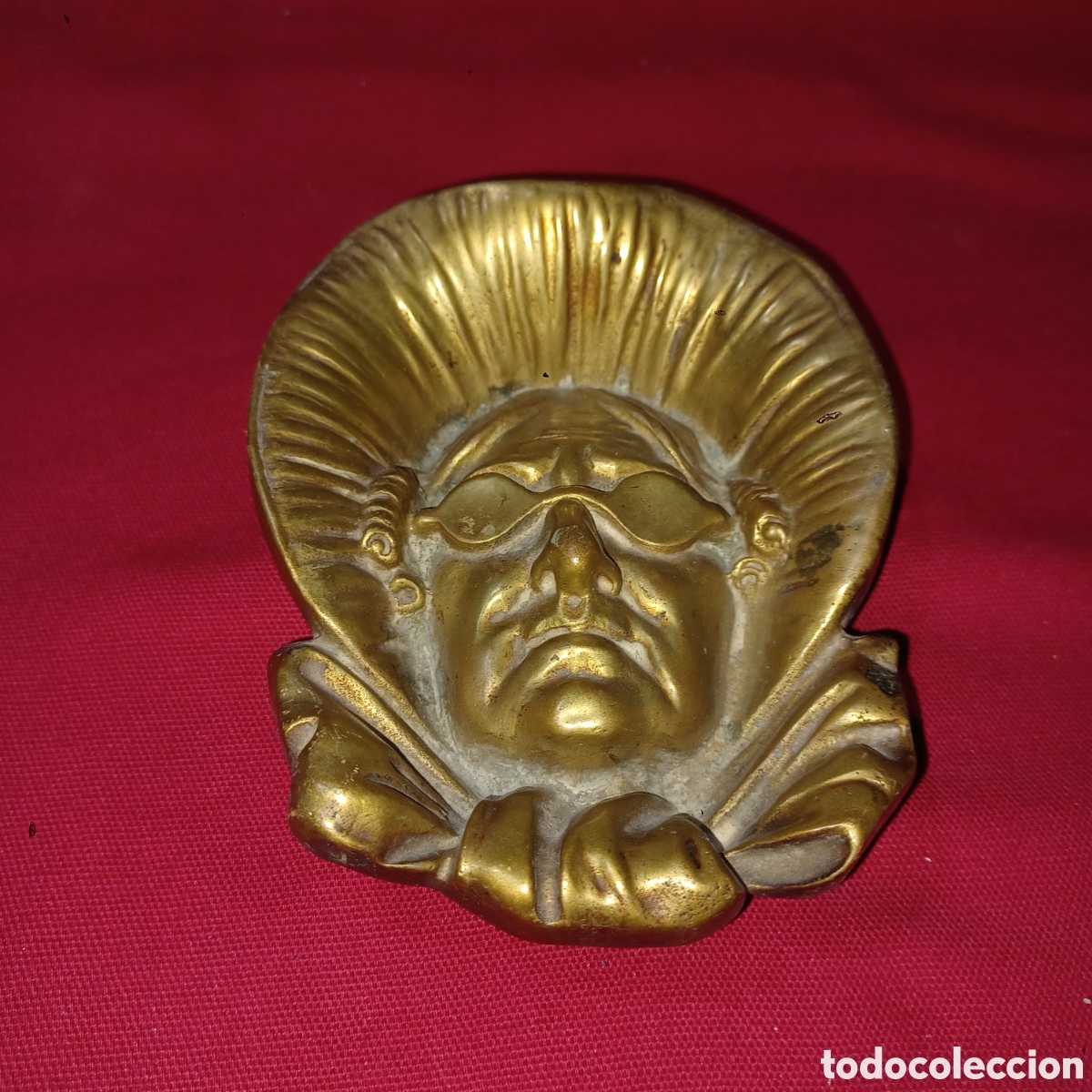 Antiguidades: Curioso cenicero bronce alto relieve con imagen anciana &eacute;poca (m)