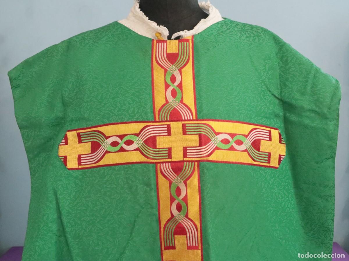 Antig&uuml;edades: Casulla y complementos confeccionados en seda. Med. S. XX. - Foto 12