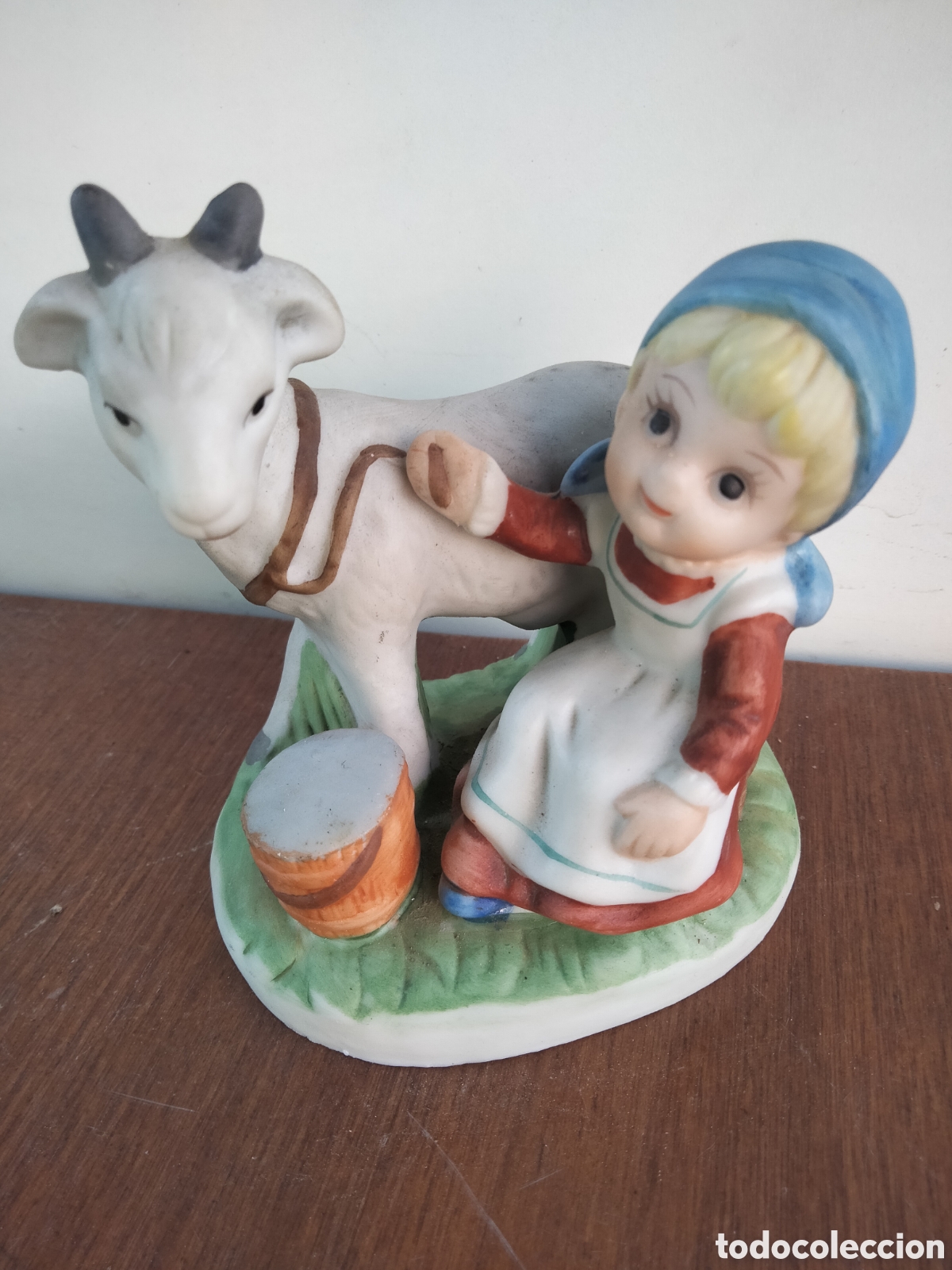Antig&uuml;edades: Maravillosa figura vintage ni&ntilde;a orde&ntilde;ando cabrita de biscuit Made in Korea
