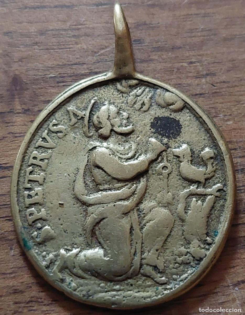Antig&uuml;edades: Antigua medalla San Pedro - Foto 1
