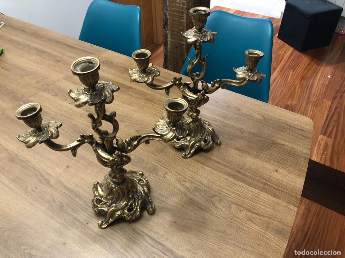 Antig&uuml;edades: Pareja de candelabros de bronce. Tres brazos. - Foto 2