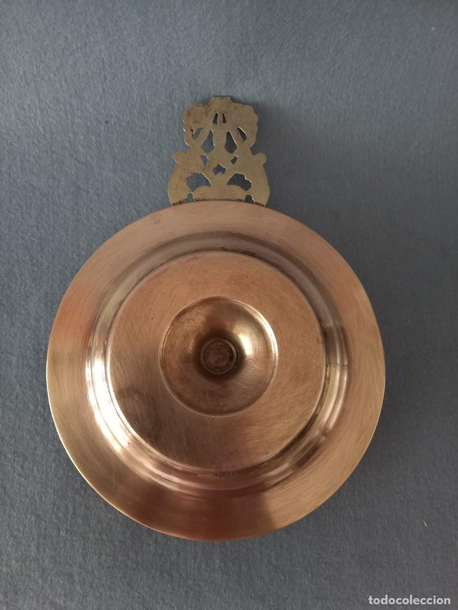 Antig&uuml;edades: porta velas, palmatoria de bronce - Foto 2