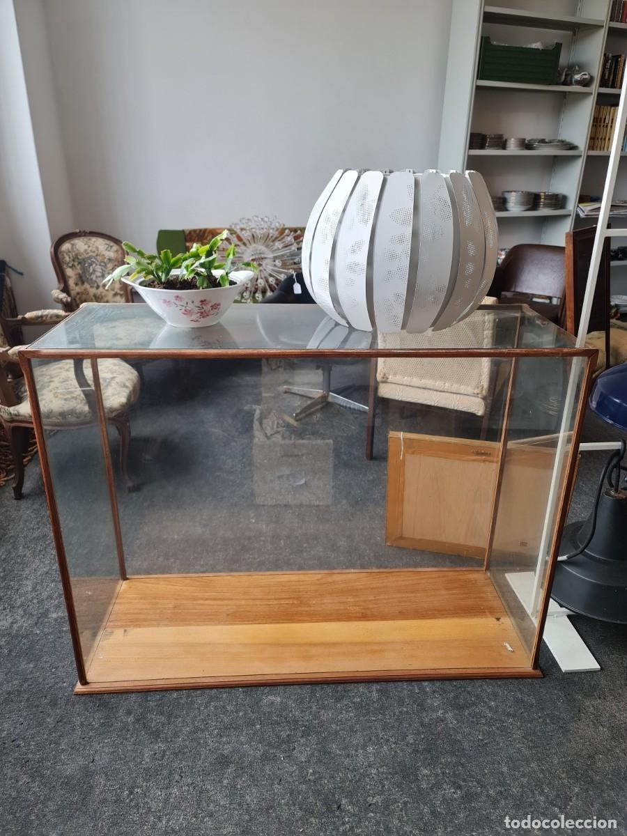 Antig&uuml;edades: Vitrina urna de madera y cristal - Foto 1